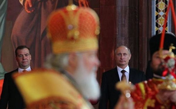 <br />
Путин и Медведев присутствуют на богослужении в храме Христа Спасителя<br />
